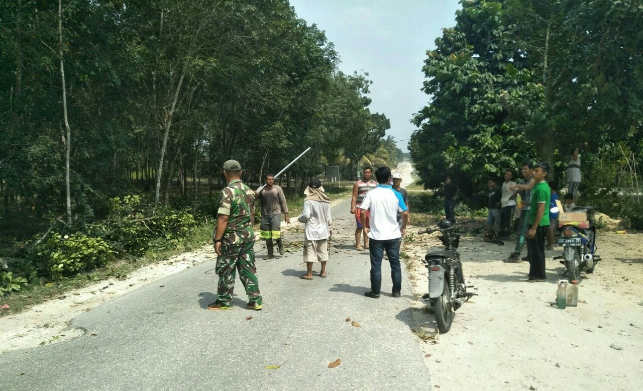 Kekompakan Babinsa Koramil 01/Bkn Bersama Warga Gotong Royong di Kampung Pancasila