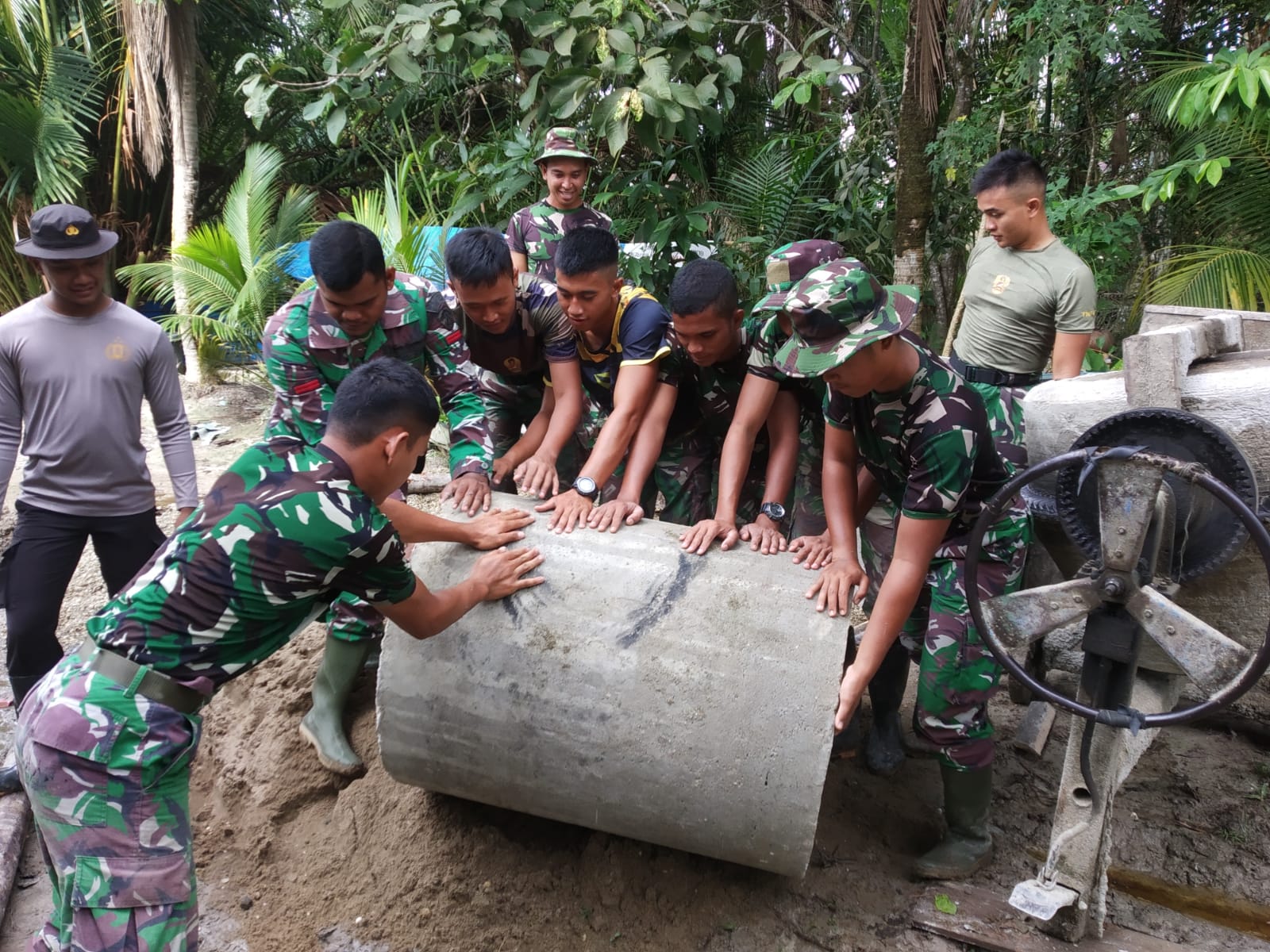 Kerja keras Satgas TMMD ke115 Lakukan Pemasangan Gorong -Gorong Di Sasaran III
