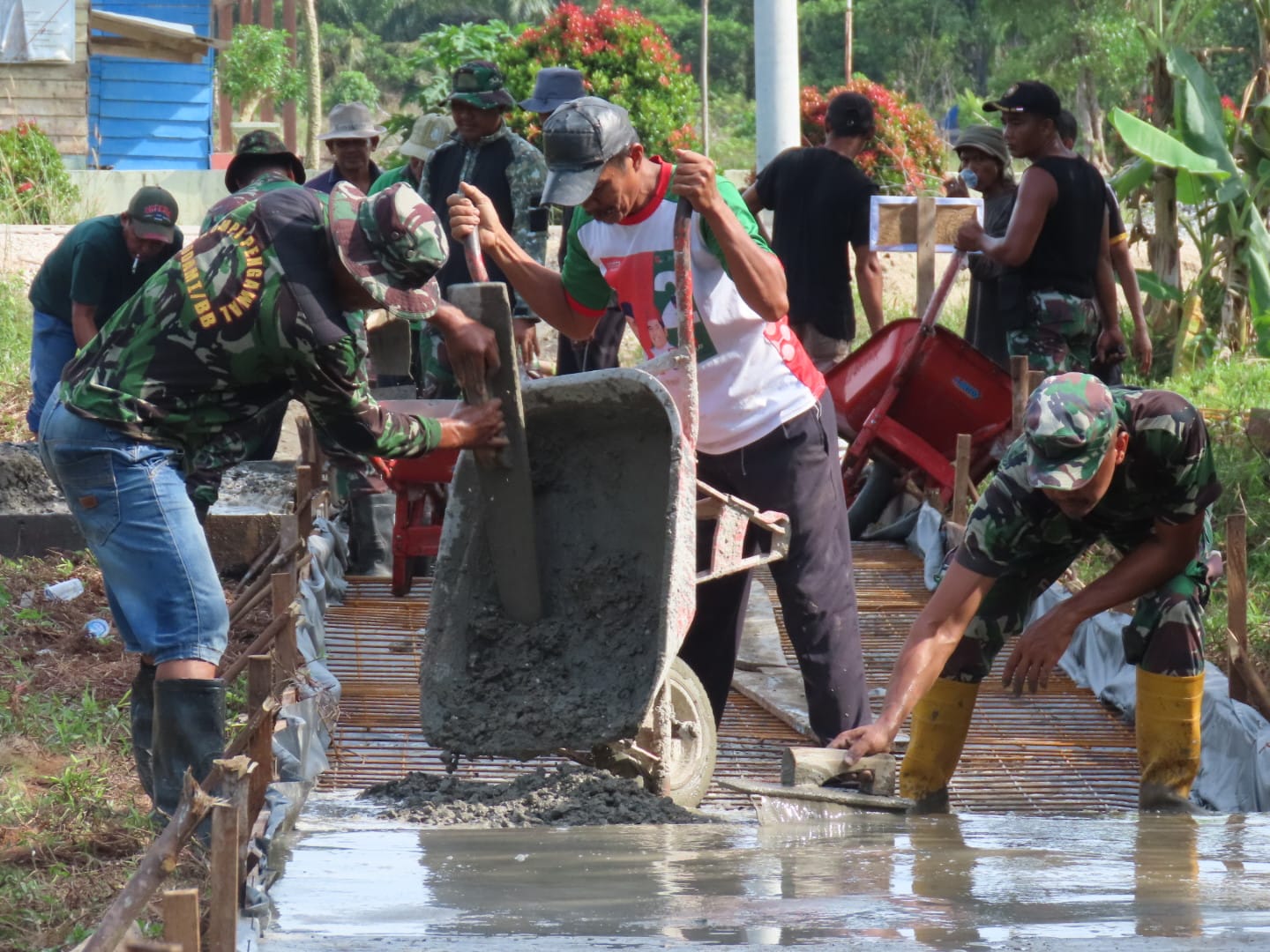 Kebut Pengecoran Semenisasi Jalan sasaran V, Satgas TMMD dan Warga Bahu Membahu Bersama Warga