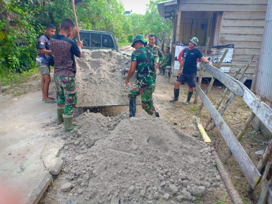 Datang Material Pasir, Dengan Sigap Satgas TMMD 115 Kodim 0313/KPR Posisikan Ke Lokasi