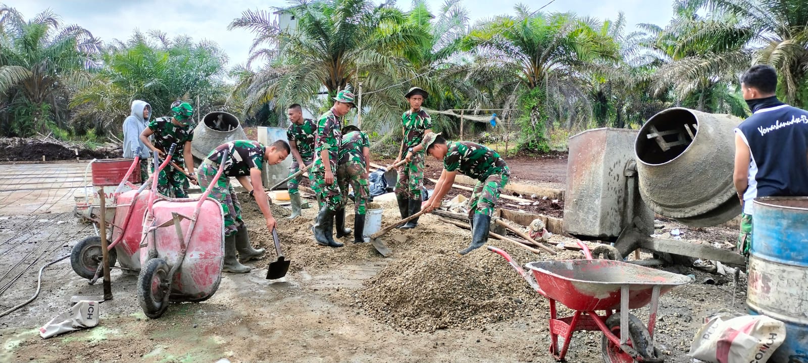 Peduli Sarana Olahraga Satgas TMMD Ke 115 Kodim 0313/KPR tuntaskan cor lantai kerja Lapangan Voly