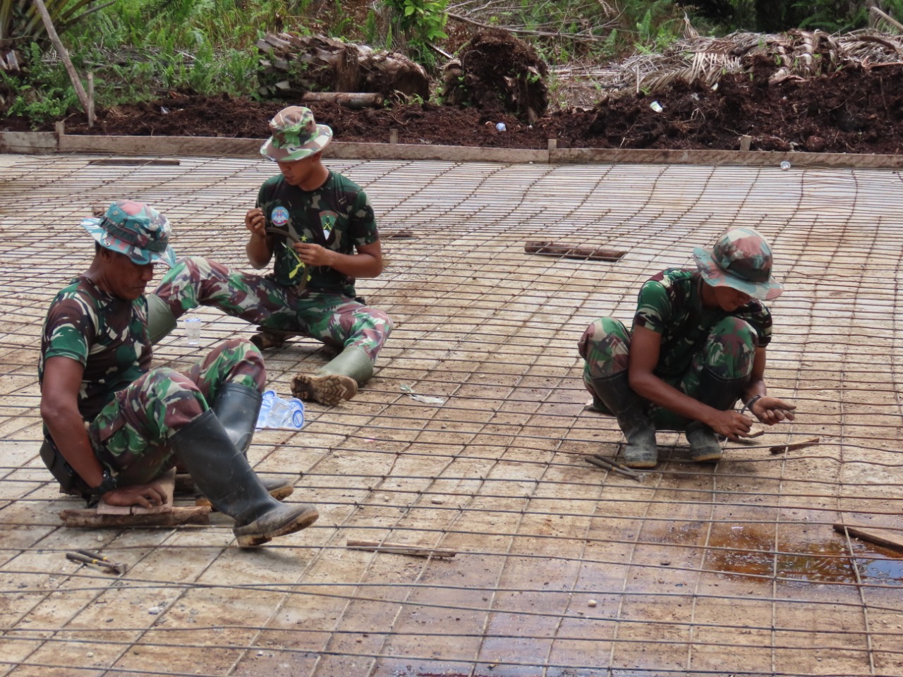 Ketrampilan Angota Satgas TMMD Ke 115 Kodim 0313/KPR Dalam Merangkai Besi Cor