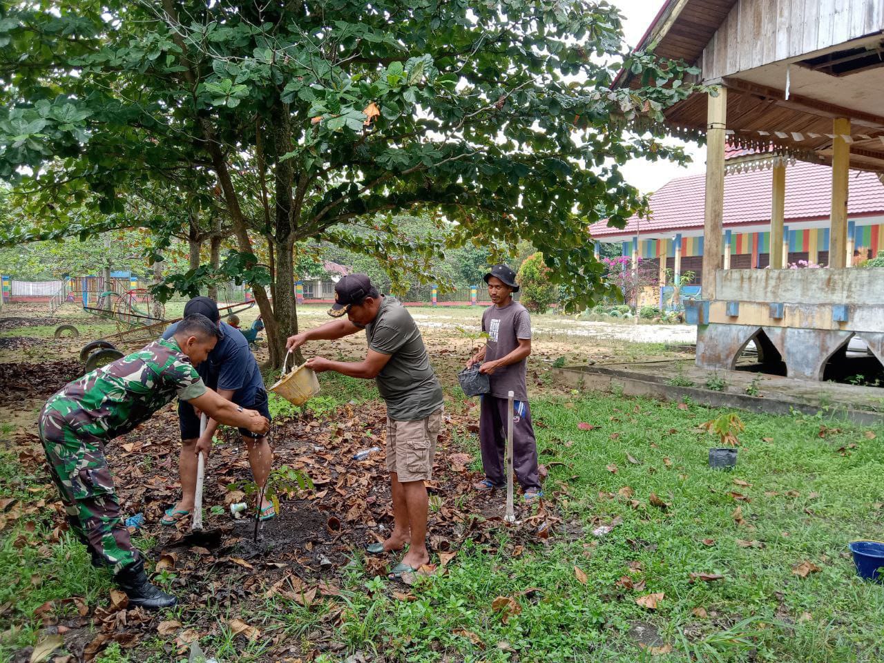 Agar Lingkungan Tetap Lestari, Babinsa Koramil 16/Tapung Bersama Warga Tanam Pohon Untuk Penghijauan