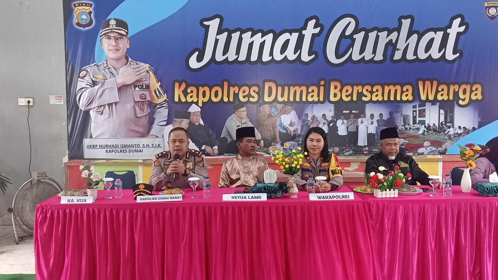 Melalui Program Jumat Curhat, Polres Dumai Berbagi Zakat Kepada Masyarakat