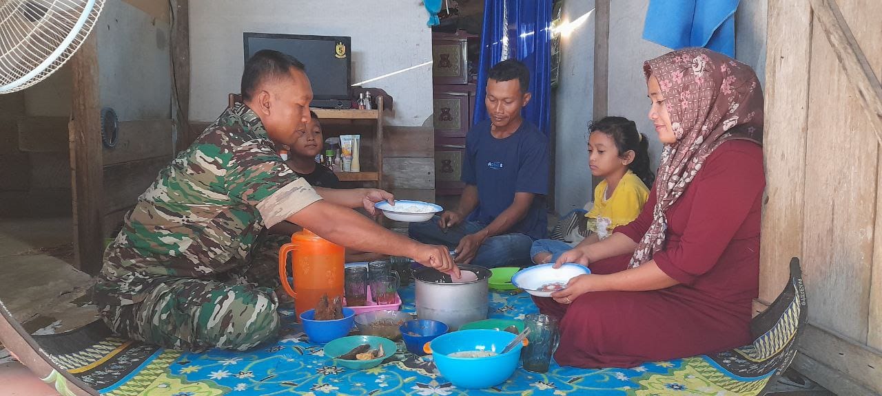 Babinsa Masuk Dapur Bentuk Kepedulian TNI 