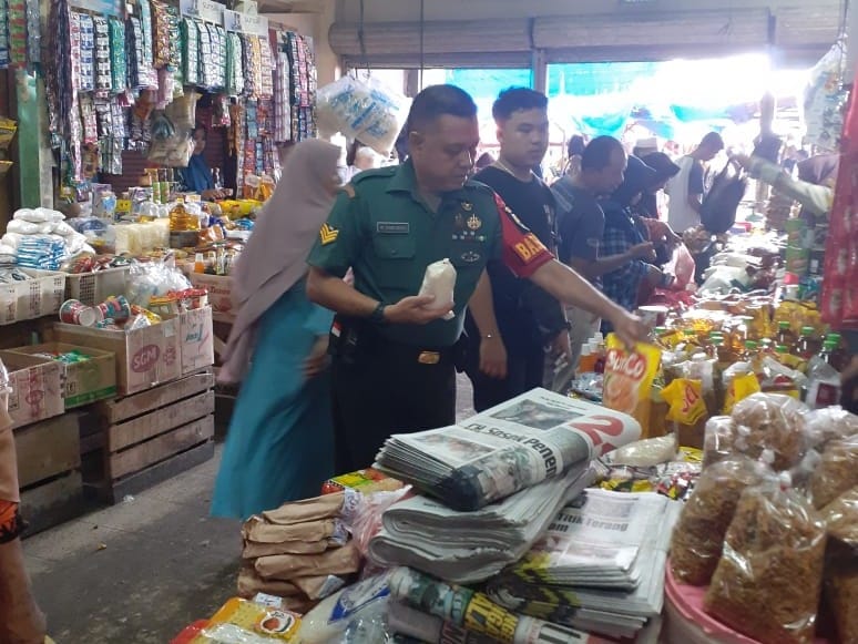 Cek Harga Sembako, Babinsa Koramil 01/Bkn Turun ke Pasar