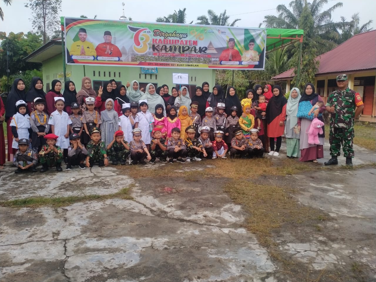 Babinsa Koramil 01/Bkn Kawal Pawai dan Karnaval Meriahkan HUT Ke-73 Kampar di Kampung Pancasila 