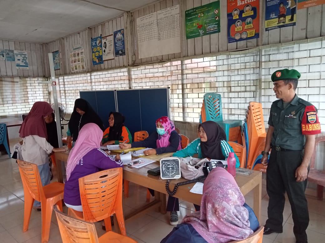 Peduli Kesehatan Lansia, Babinsa Koramil 01/Bkn Dampingi Pelayanan Kesehatan Gratis
