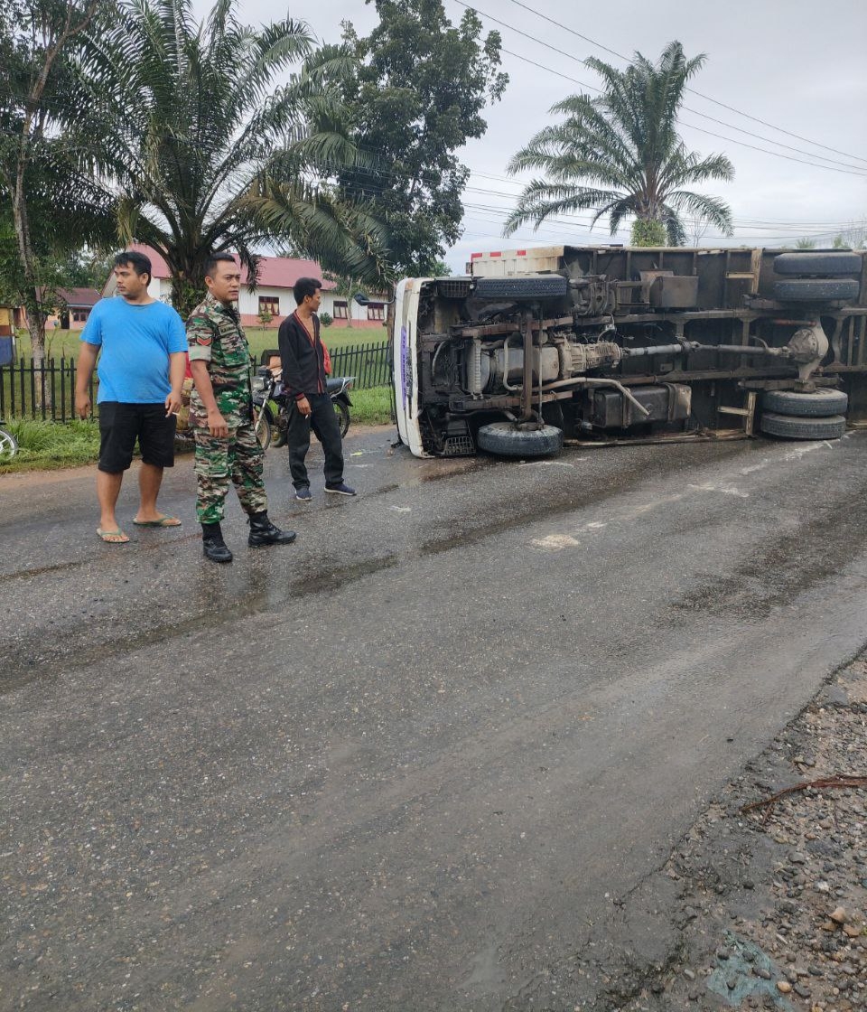 Truck Bermuatan Beras Terbalik, Babinsa Desa Tandun Barat Bantu Atur Jalan Macet