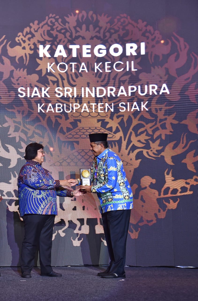 Bupati Siak Alfedri Terima Langsung Penghargaan Adipura Dari Menteri KLHK Siti Nurbaya 