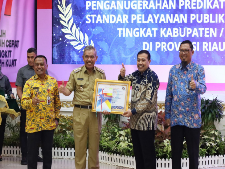 Pj Bupati Kampar Terima Penghargaan Predikat Kepatuhan Standar Pelayanan Publik Tahun 2022 