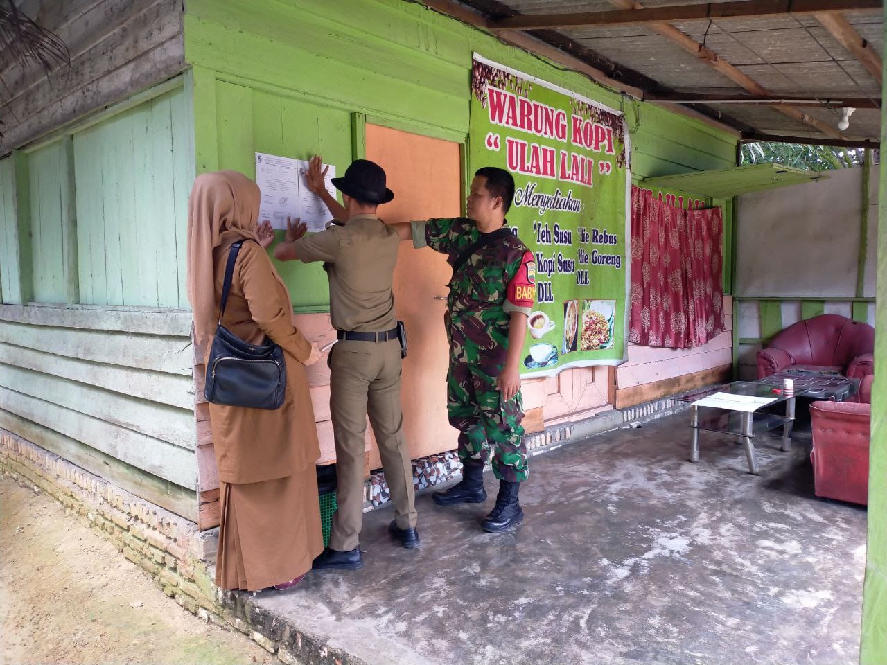 Jelang Bulan Ramadhan Babinsa Bersama Forkopimcam Laksanakan Penertiban Warung Tuak dan Miras