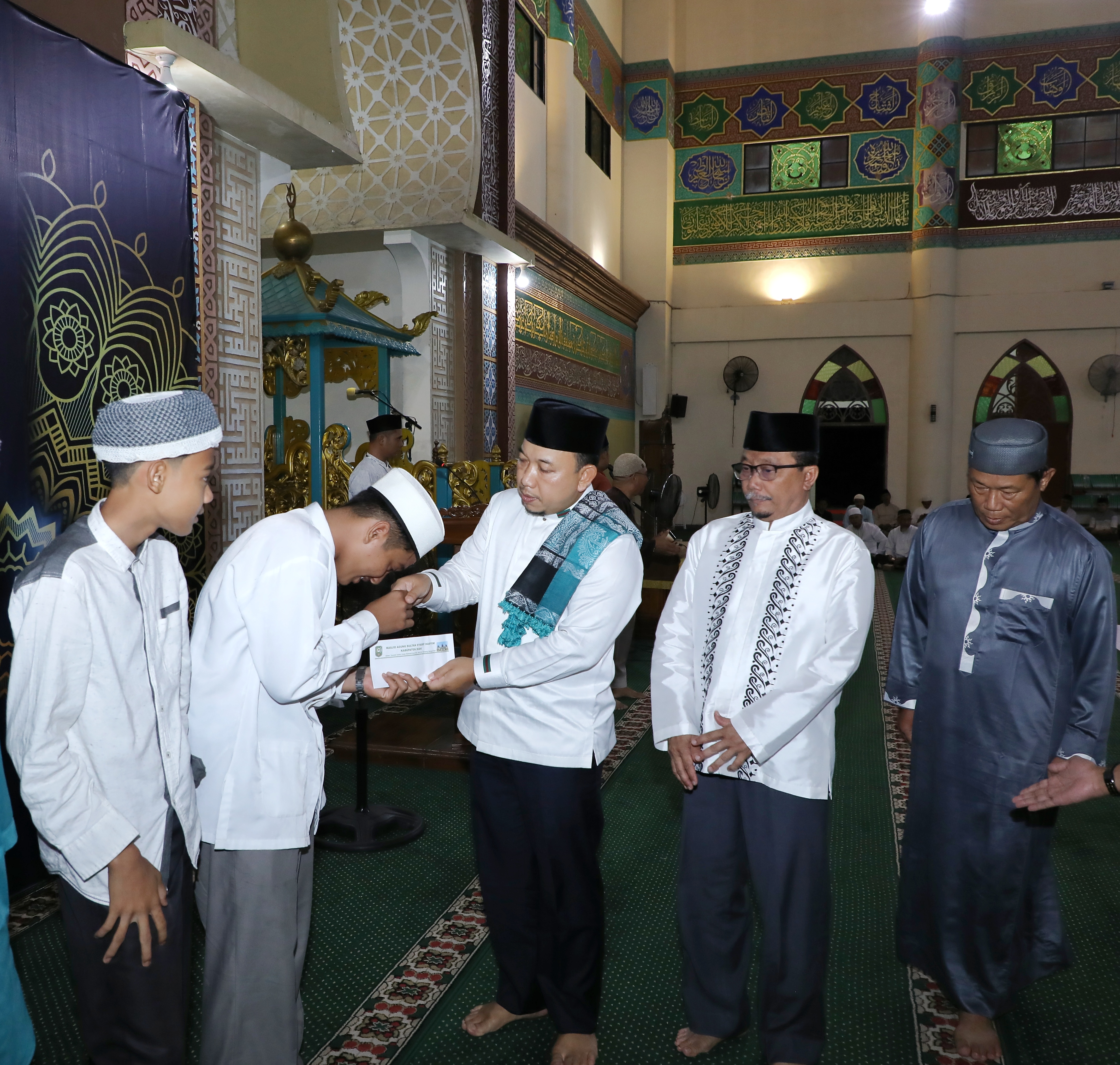 Sambut Malam Nuzul Qur'an, Wabup Siak Serahkan Santunan Anak Yatim