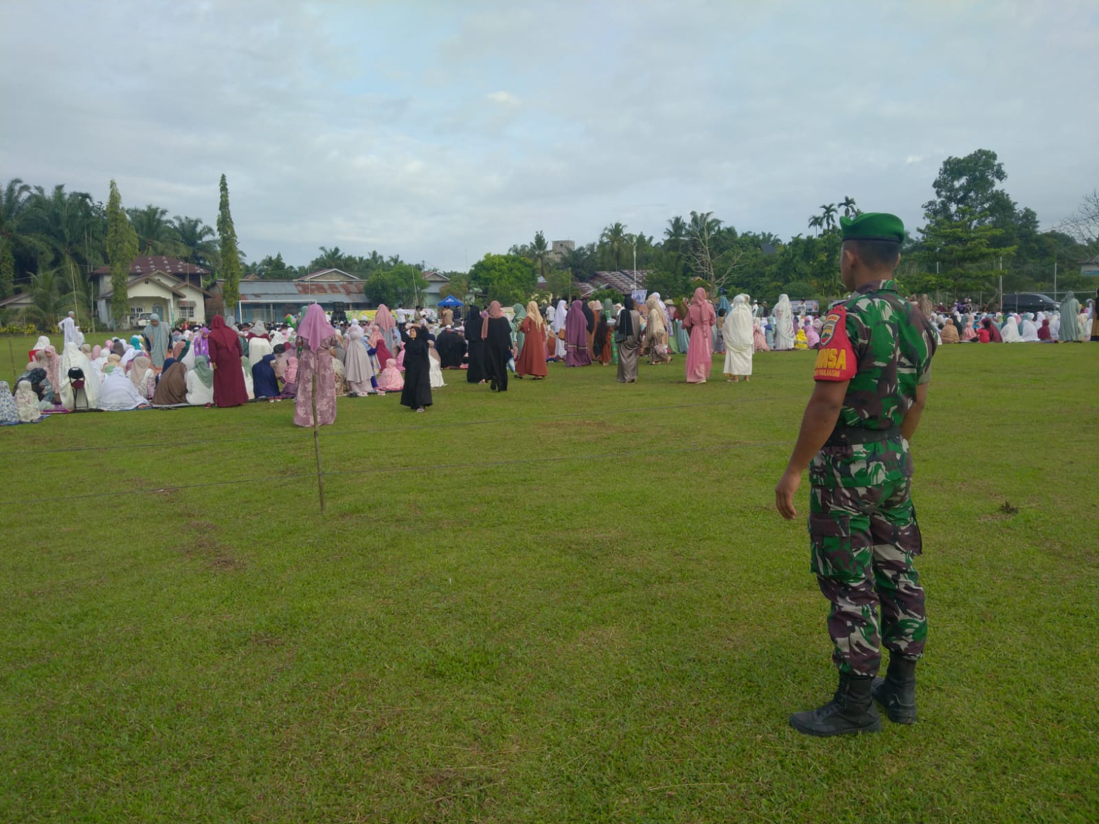 Peran Aktif Babinsa Koramil 11/ Tambusai Dalam Pengamanan Shalat Idul Fitri 1444 H di Wilayah Binaan