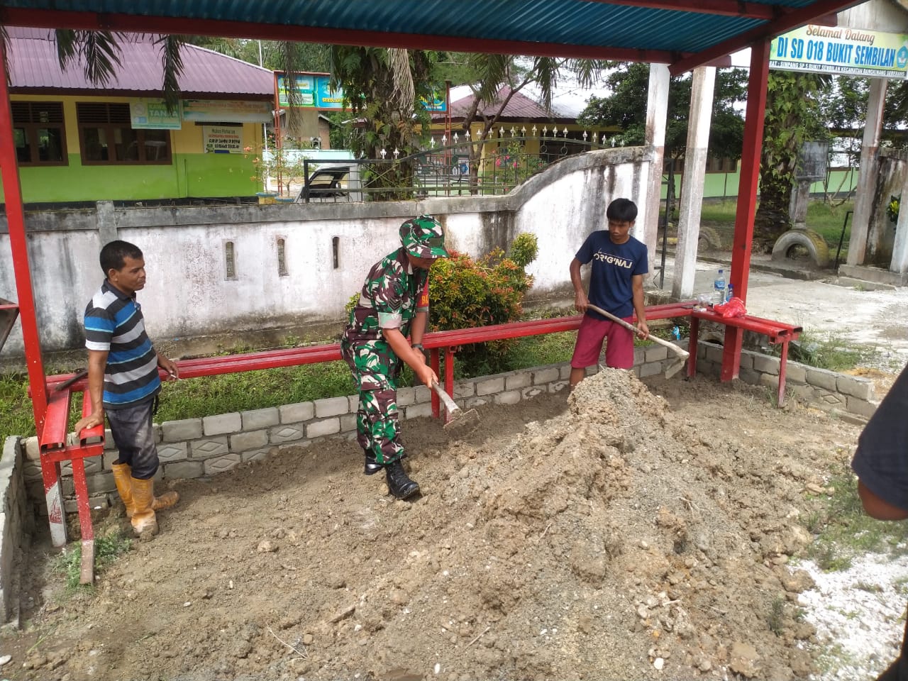 Babinsa Koramil 01/Bkn Bantu Pembuatan Halte Sekolah di Kampung Pancasila 