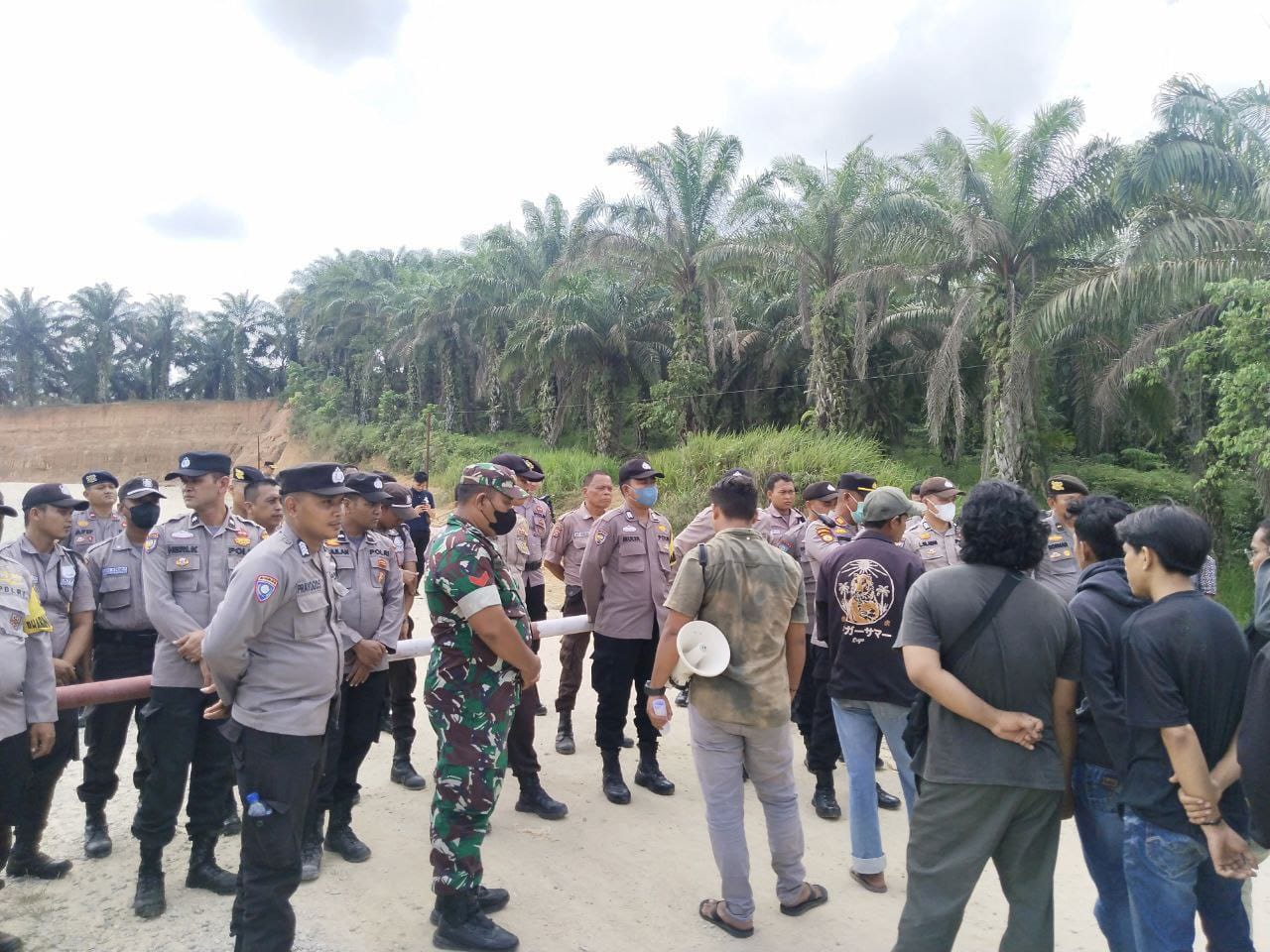 Babinsa Koramil 16/Tapung Bersama Anggota Polsek Tapung Pantau dan Amankan Jalannya Demo