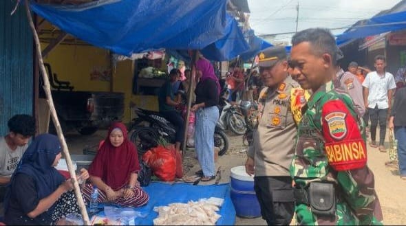 Kompak Ciptakan Rasa Aman TNI dan Polri Patroli Dipasar Tradisional Kelurahan Ukui
