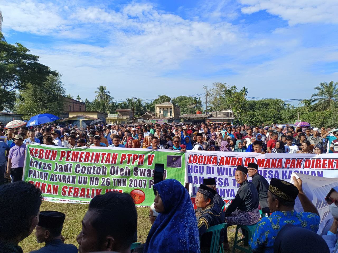 Tuntut HGU PTPN V, Babinsa Koramil 16/Tapung Bersama Polisi Pantau Aksi Demo Warga 