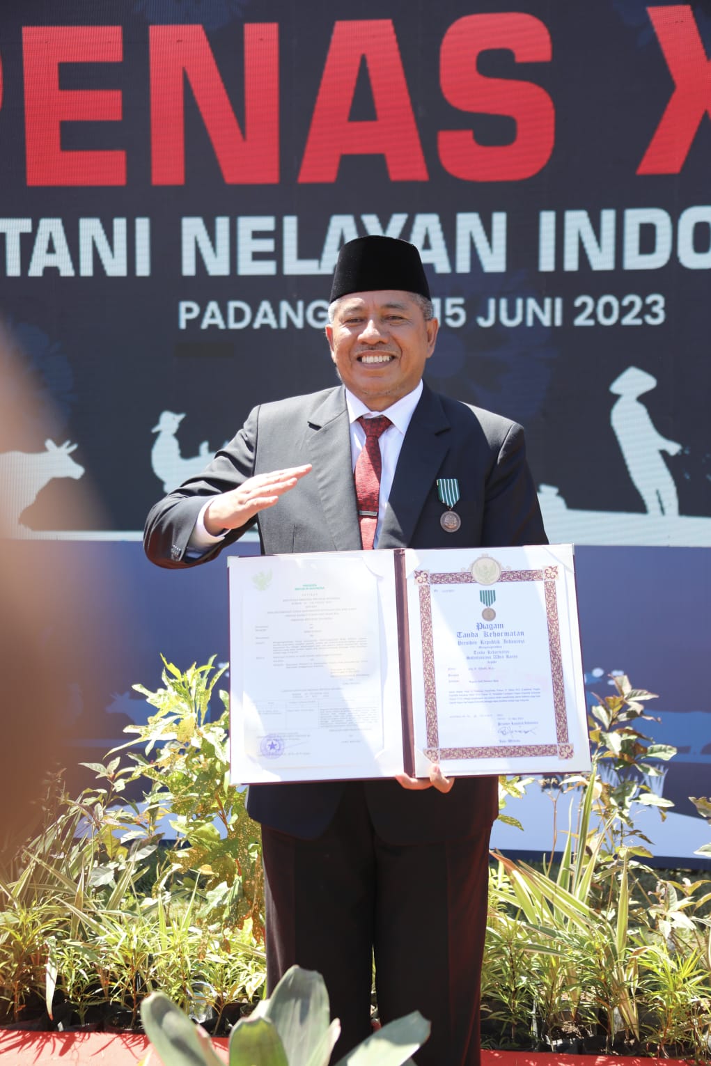 Bupati Siak Terima Penghargaan Satyalancana Wira Karya Pembangunan Bidang Pertanian dari Jokowi