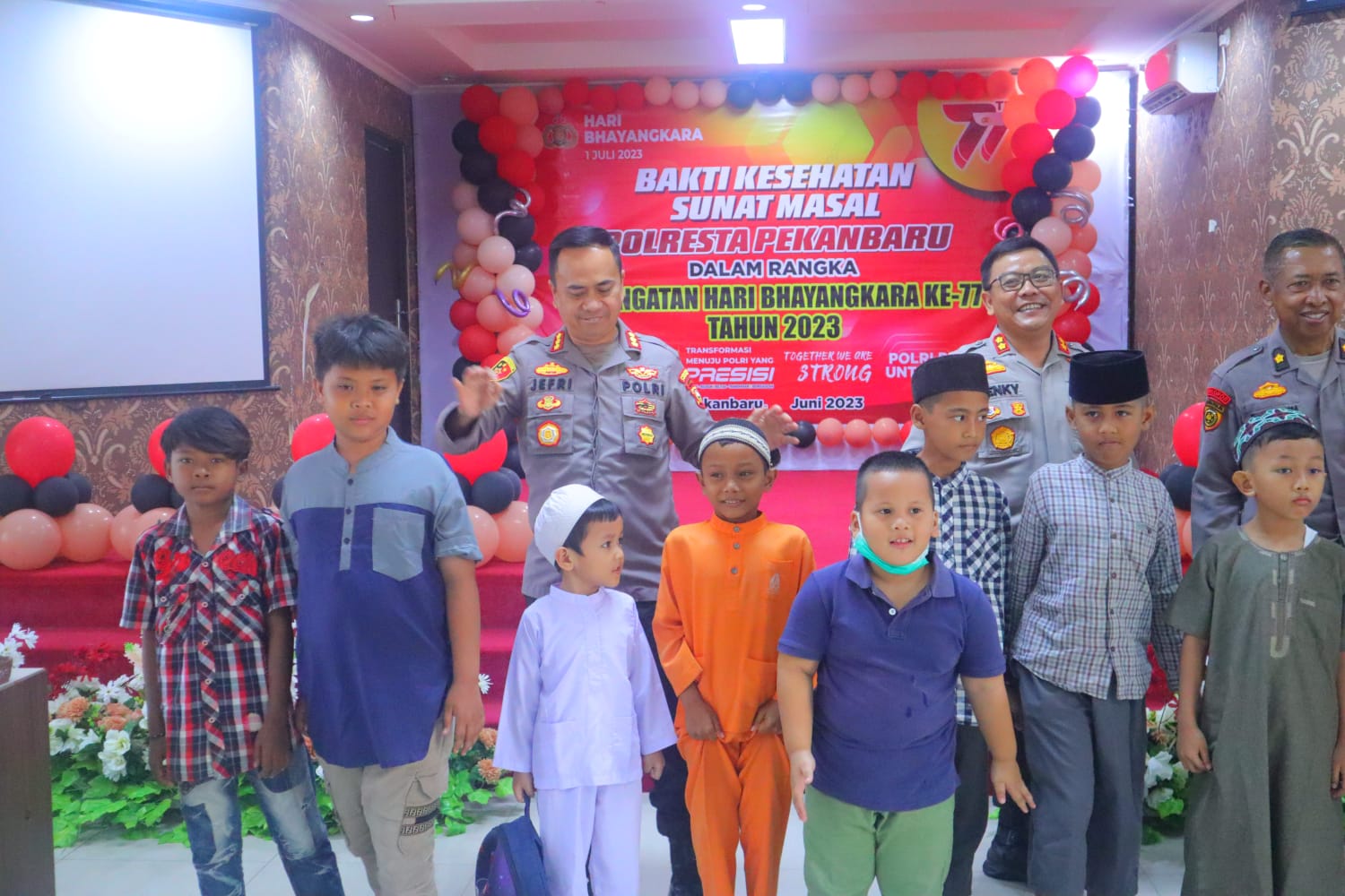 Sambut HUT Bhayangkara ke-77, Polresta Pekanbaru Gelar Sunat Masal