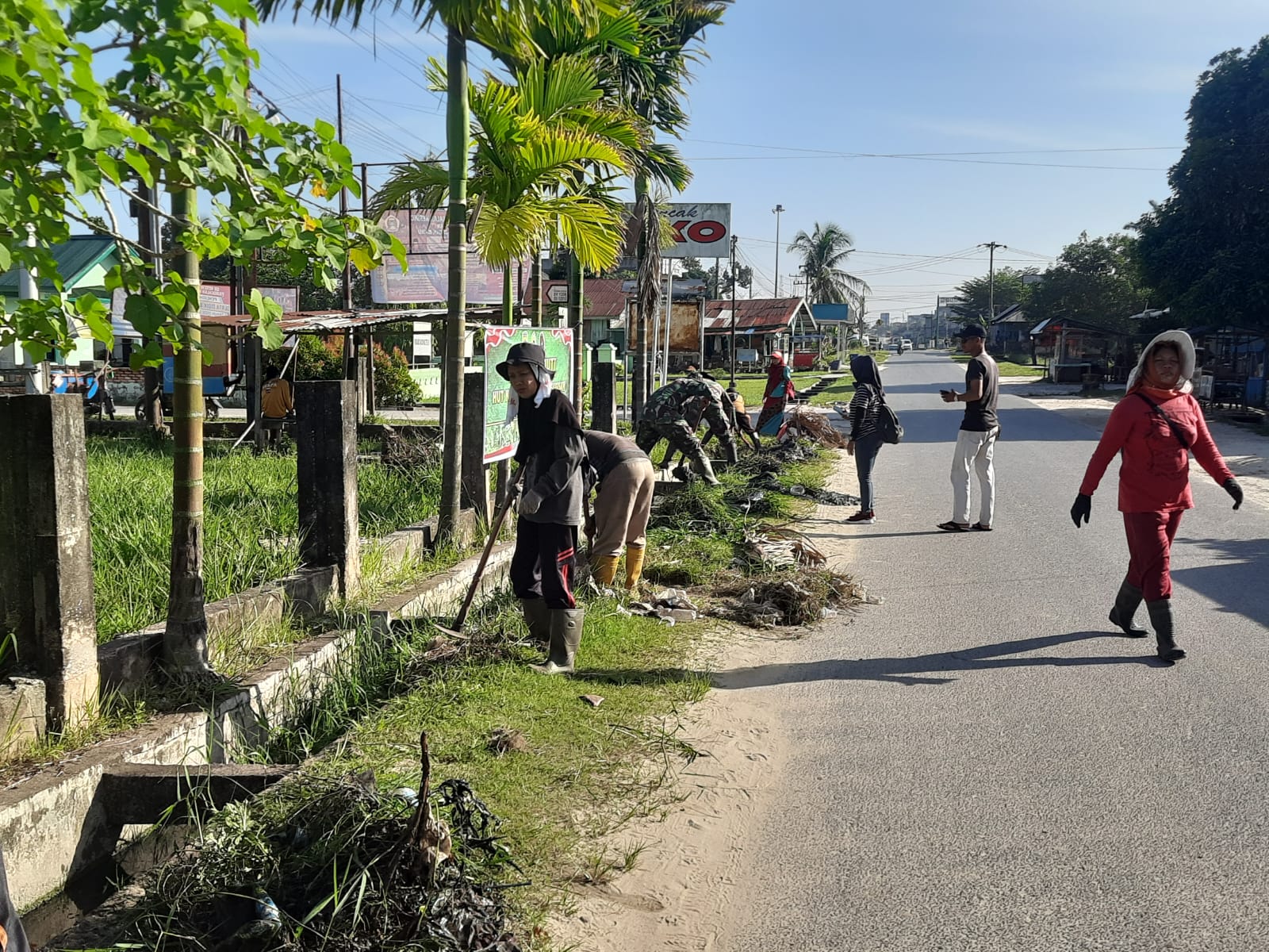 Peringati HUT ke 73 Kodam 1 /BB Prajurit Koramil 09/Langgam Laksanakan Karya Bakti Bersihkan Parit