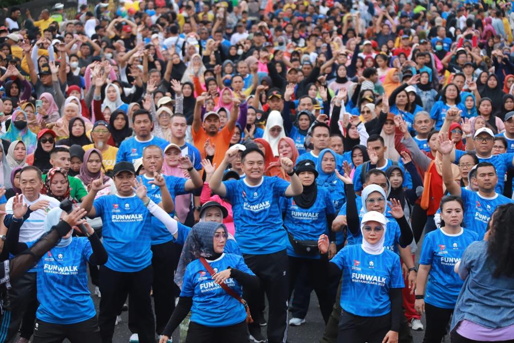 Ribuan Warga Pekanbaru Meriahkan Kegiatan Fun Walk Sambut Hari Bhayangkara ke 77