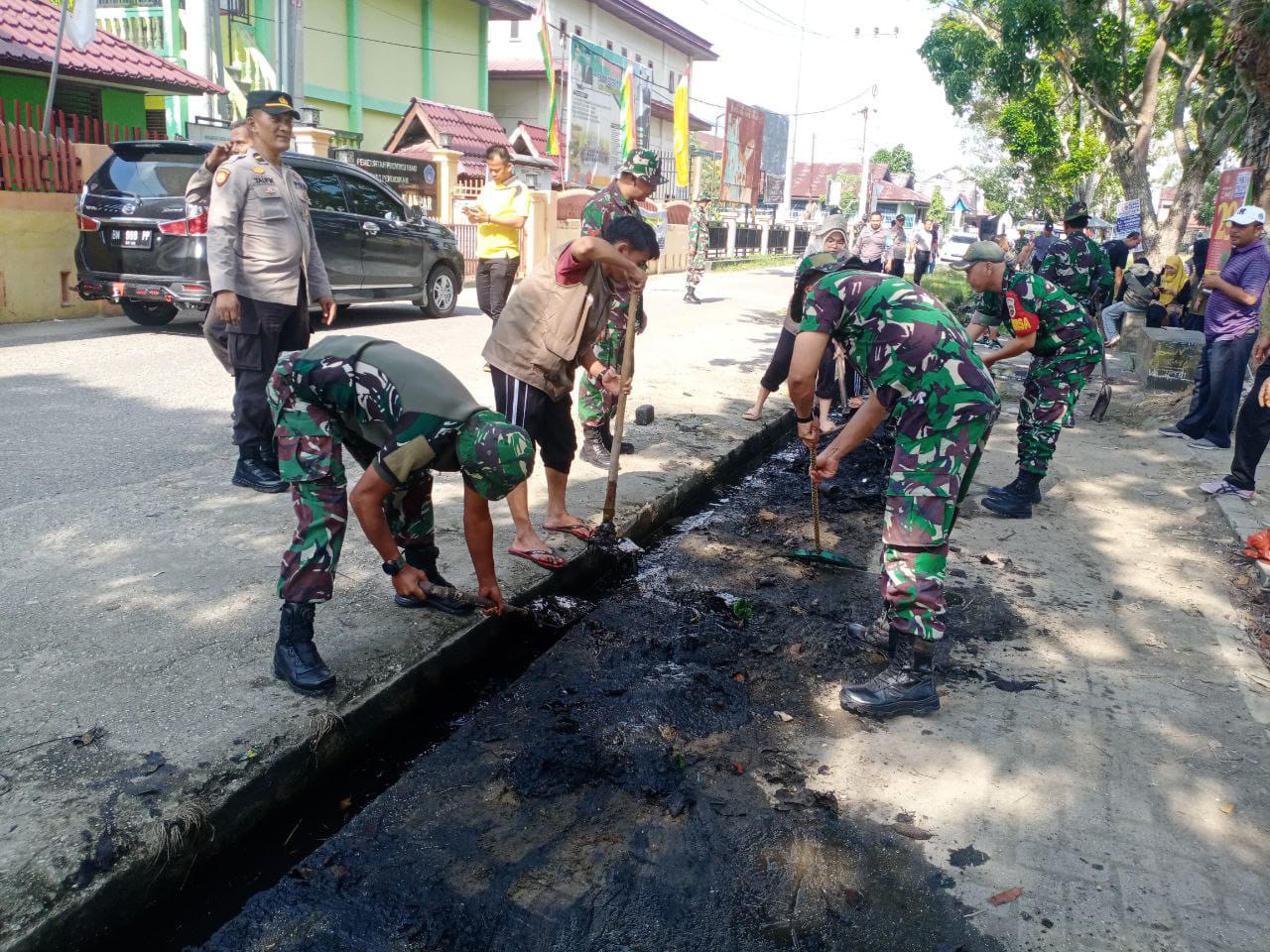 Babinsa Koramil 07/Kampar Melaksanakan Gotong Royong Bersama Upika Kecamatan Kampar 