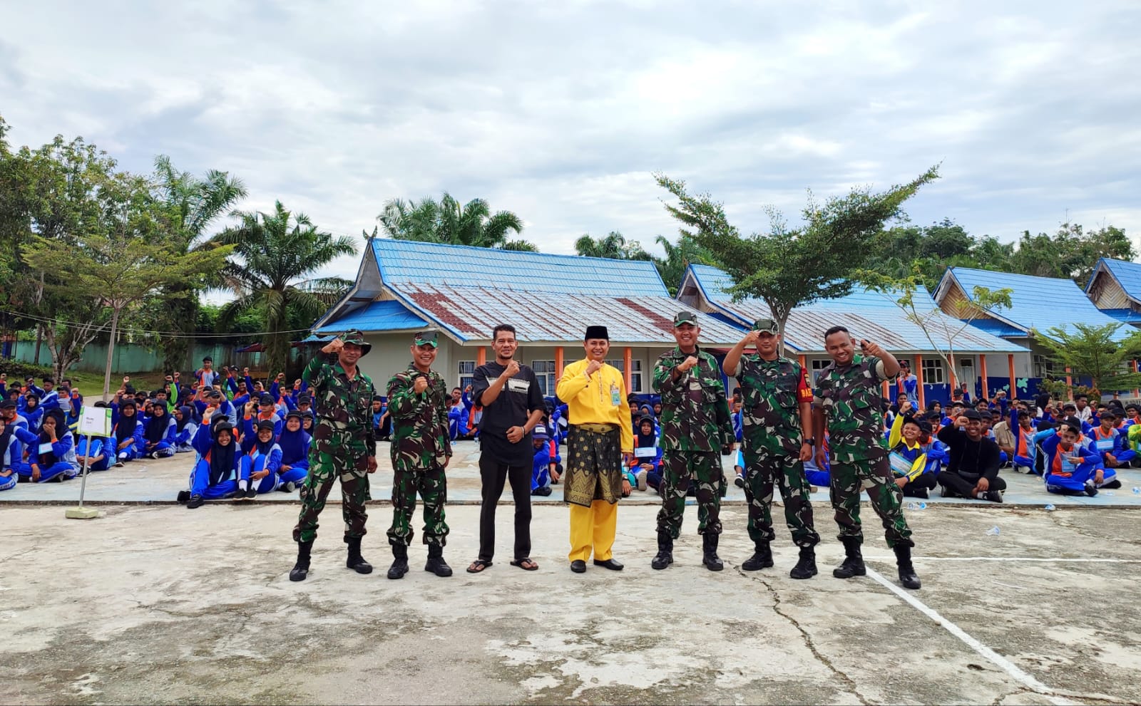 396 Siswa SMKN 1 Rambah di Rokan Hulu Riau Antusias Ikuti Kegiatan MPLS yang Dilatih Babinsa TNI