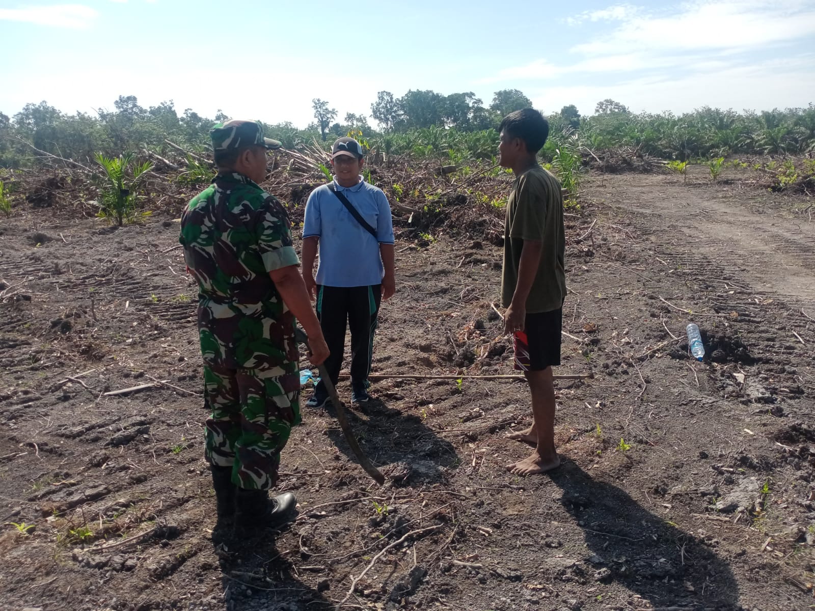 Babinsa Sertu M.Rasul Laksanakan Patroli Antisipasi Kebakaran Hutan Dan Lahan