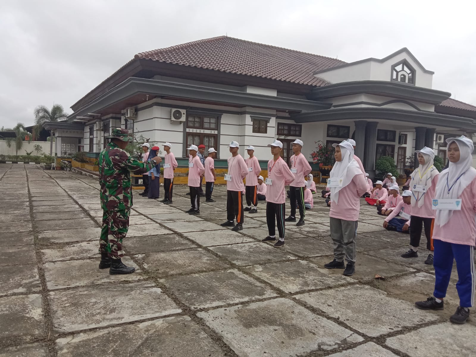 Anggota Koramil 01/Bkn Memberikan Materi Wawasan Kebangsaan dan Melatih PBB Pada Siswa 
