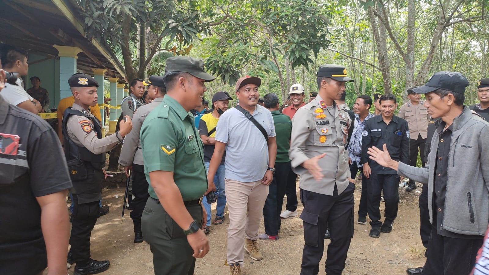 Ini Penyebab Puluhan Ibu-ibu di Kabupaten Rohul Bakar Warung Remang Remang, Petugas Gabungan Turun