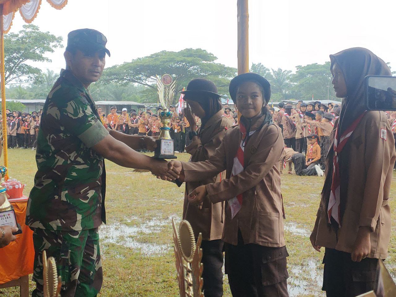 Sertu Anas Rianto Babinsa Koramil 16/Tapung Hadiri Penutupan Perkemahan Dalam Rangka HUT Pramuka 