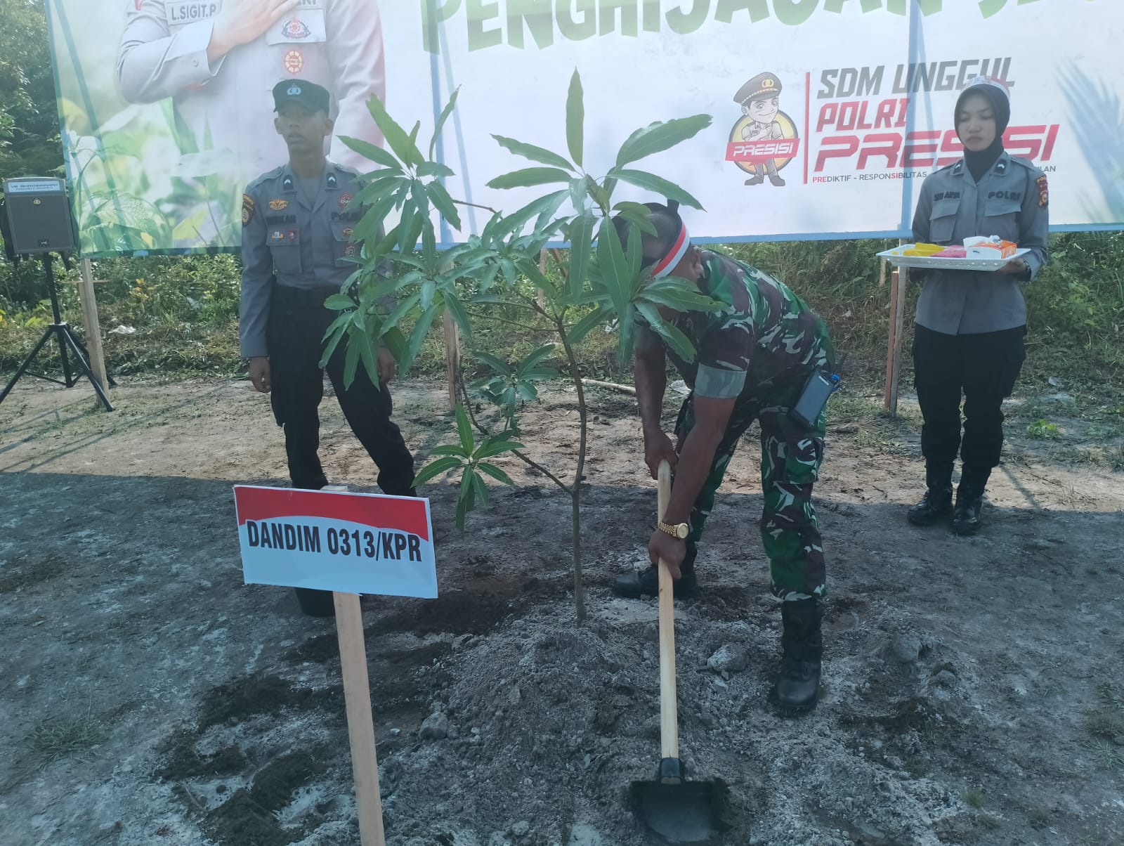 Danramil 01/Bkn Mayor inf Yuhardi Wakili Dandim 0313/Kpr Hadiri Penanaman Pohon Serentak Polri 