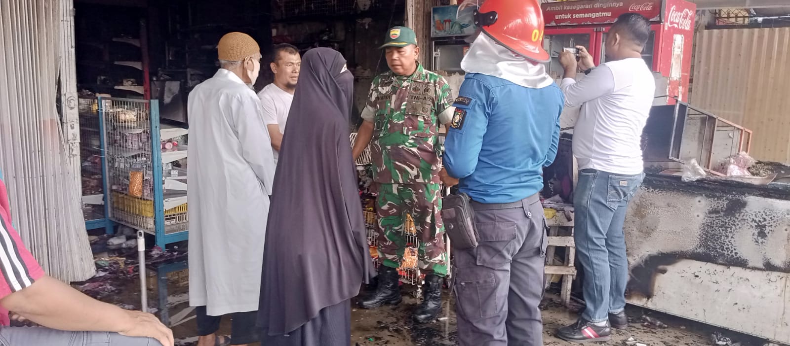 Danramil 01/Bkn Bersama Babinsa Bantu Padamkan Api Kebakaran Ruko di Kelurahan Bangkinang 