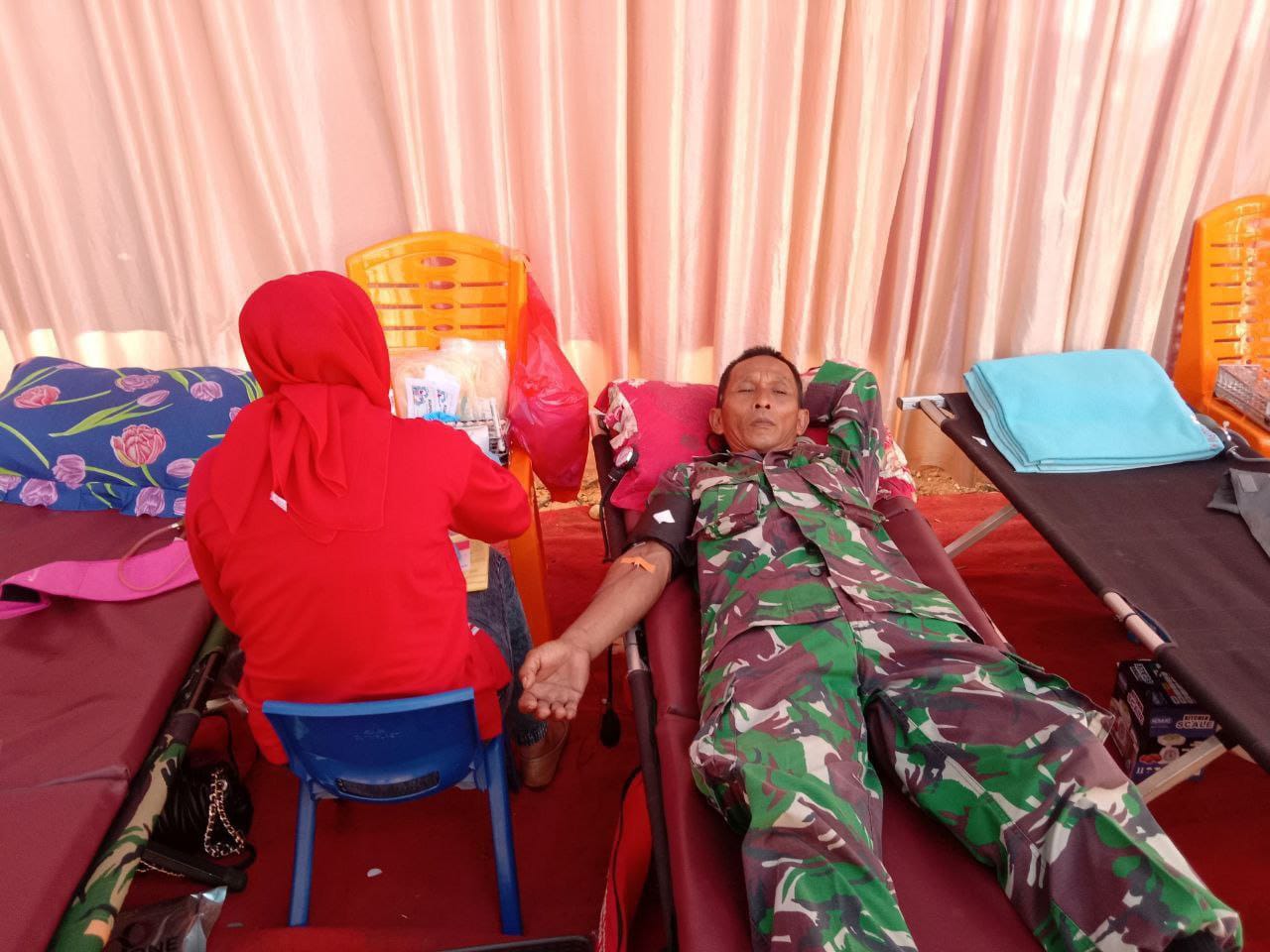 Wujud Kepedulian, Anggota Koramil 16/Tapung Laksanakan Donor Darah Yang Diselenggarakan PT. PHE