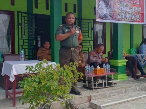 Babinsa Tambusai Utara Wakili Danramil Sosialisasi Bahaya Narkoba ke Siswa SMKN 2 Dan SMA N 2 Tambus