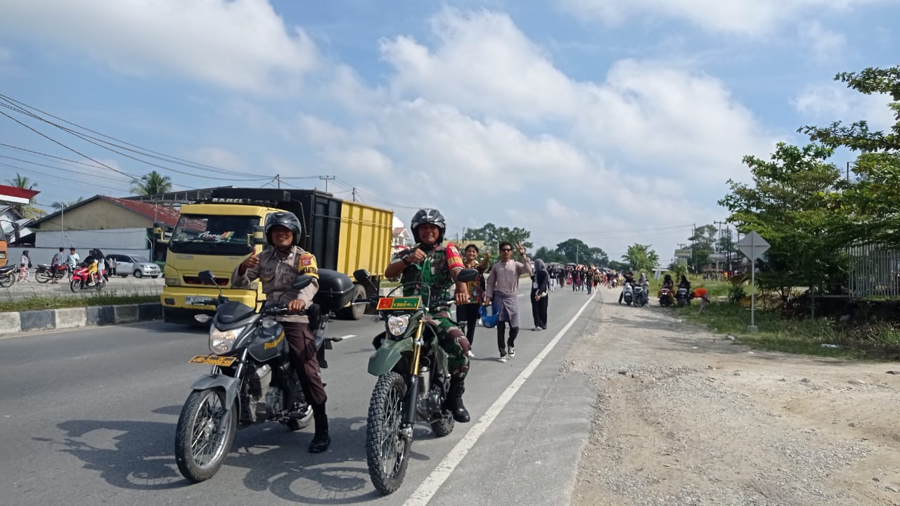 Semangat Hari Sumpah Pemuda Bersama BABINSA Koramil 07/Kampar Laksanakan Gerak Jalan