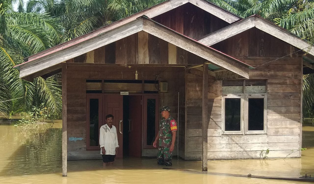 Sudah 3 Hari Banjir, Babinsa Koramil 10 Kunto Darussalam Kodim 0331/KPR Pantau Ketinggian Air
