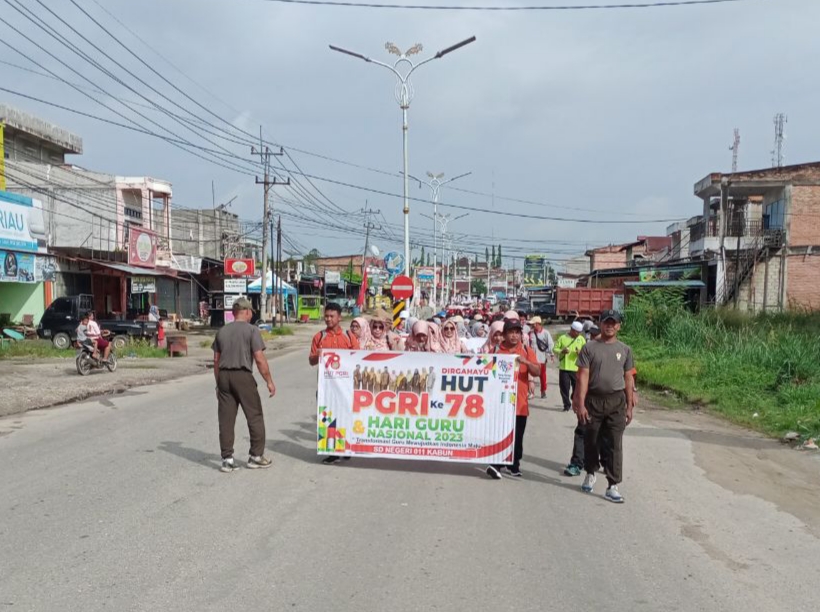 Babinsa Koramil 08/ Tandun ikut Serta Memeriahkan Jalan Santai HUT PGRI Ke 78