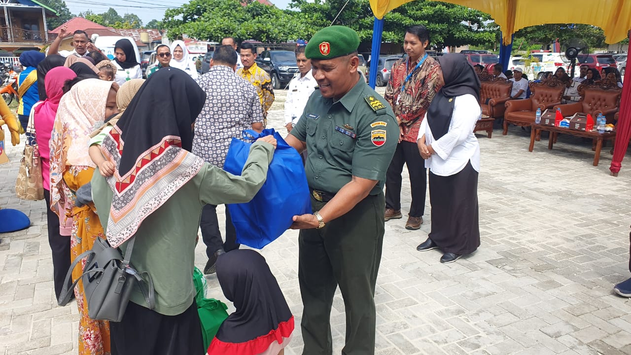 Babinsa Koramil 06 Siak Hulu Hadiri Rapat Percepatan Penurunan Stunting Serta Bagi Sembako