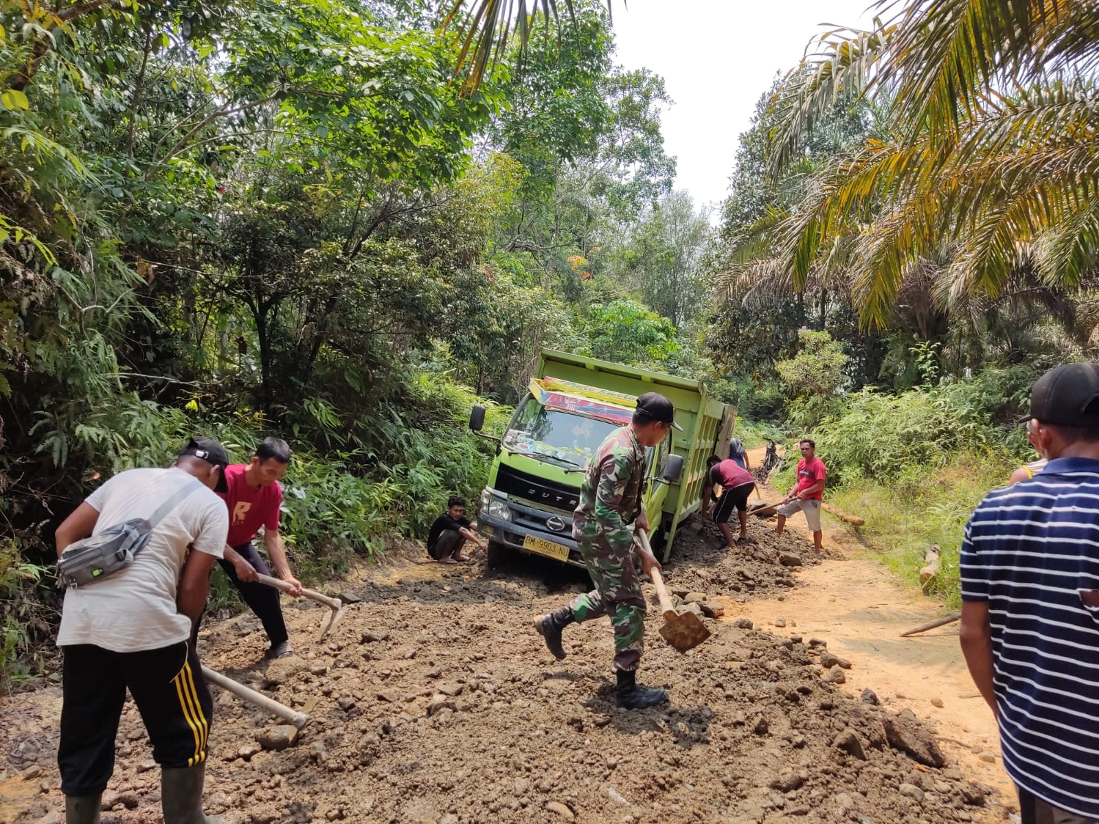 Babinsa Koramil 05/Kampar Kiri Bersama Warga Gotong-royong Perbaiki Jalan Desa