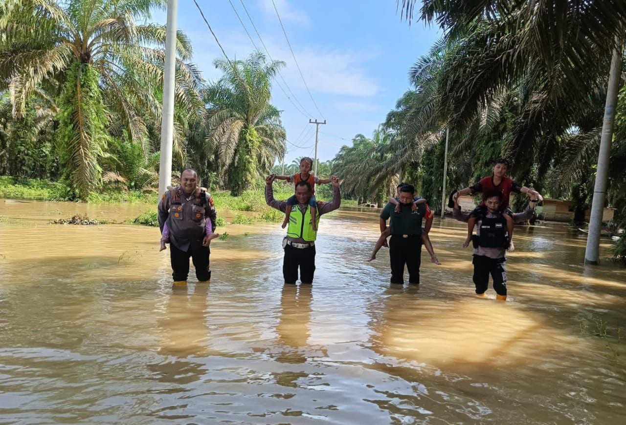 TNI Polri Bantu Warga yang terdampak Banjir