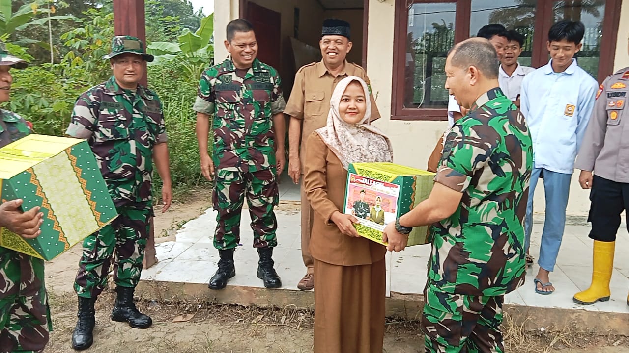 Danrem 031/Wira Bima Berikan Bantuan Ke Warga Terdampak Banjir di Bonai Darussalam
