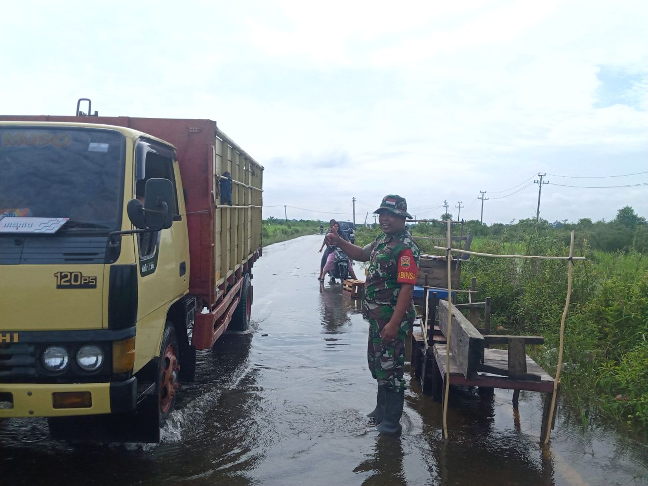 Babinsa 09/Langgam Pantau Lokasi Banjir Di Wilayah Binaan