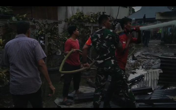 Aksi Babinsa Bantu Padamkan Api Yang Membakar Rumah Warga