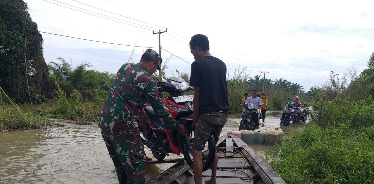 Banjir, Babinsa Koramil 10/ Kunto Darussalam, Koptu Yuliarno Bantu Warga Terdampak