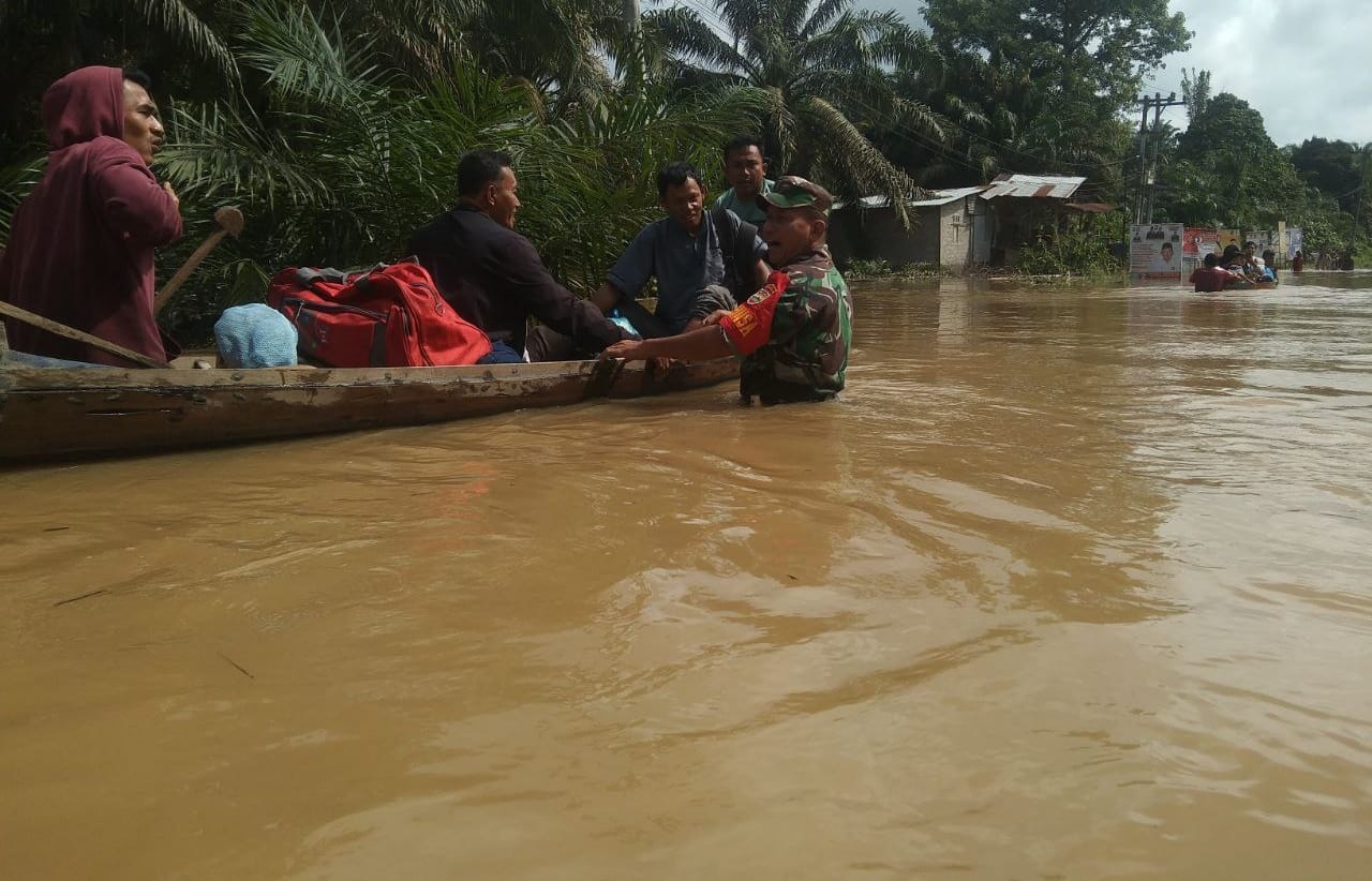 Babinsa Koramil 11/Tambusai Pantau Wilayah Terdampak Banjir