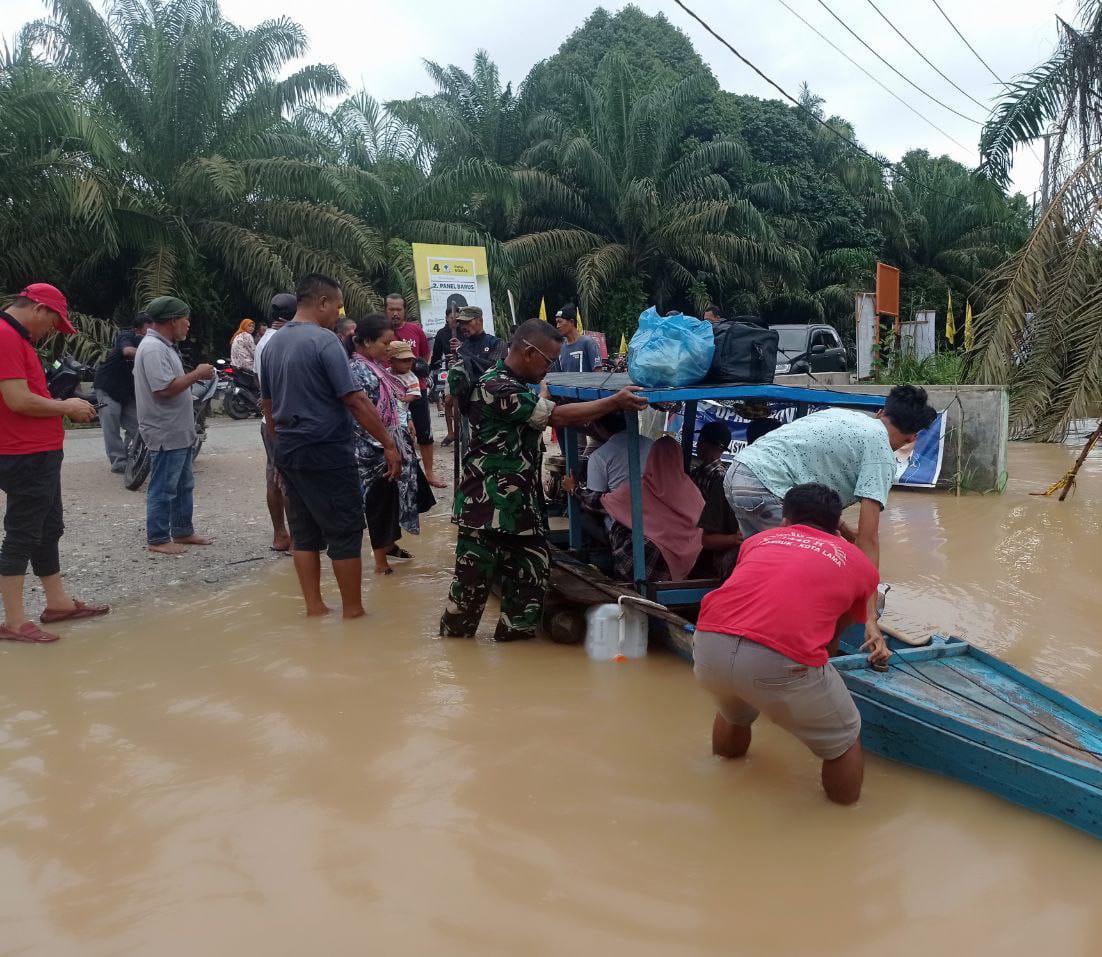 Siaga Dilokasi Banjir, Babinsa Koramil 10 Kunto Darussalam Bantu Warga Terdampak