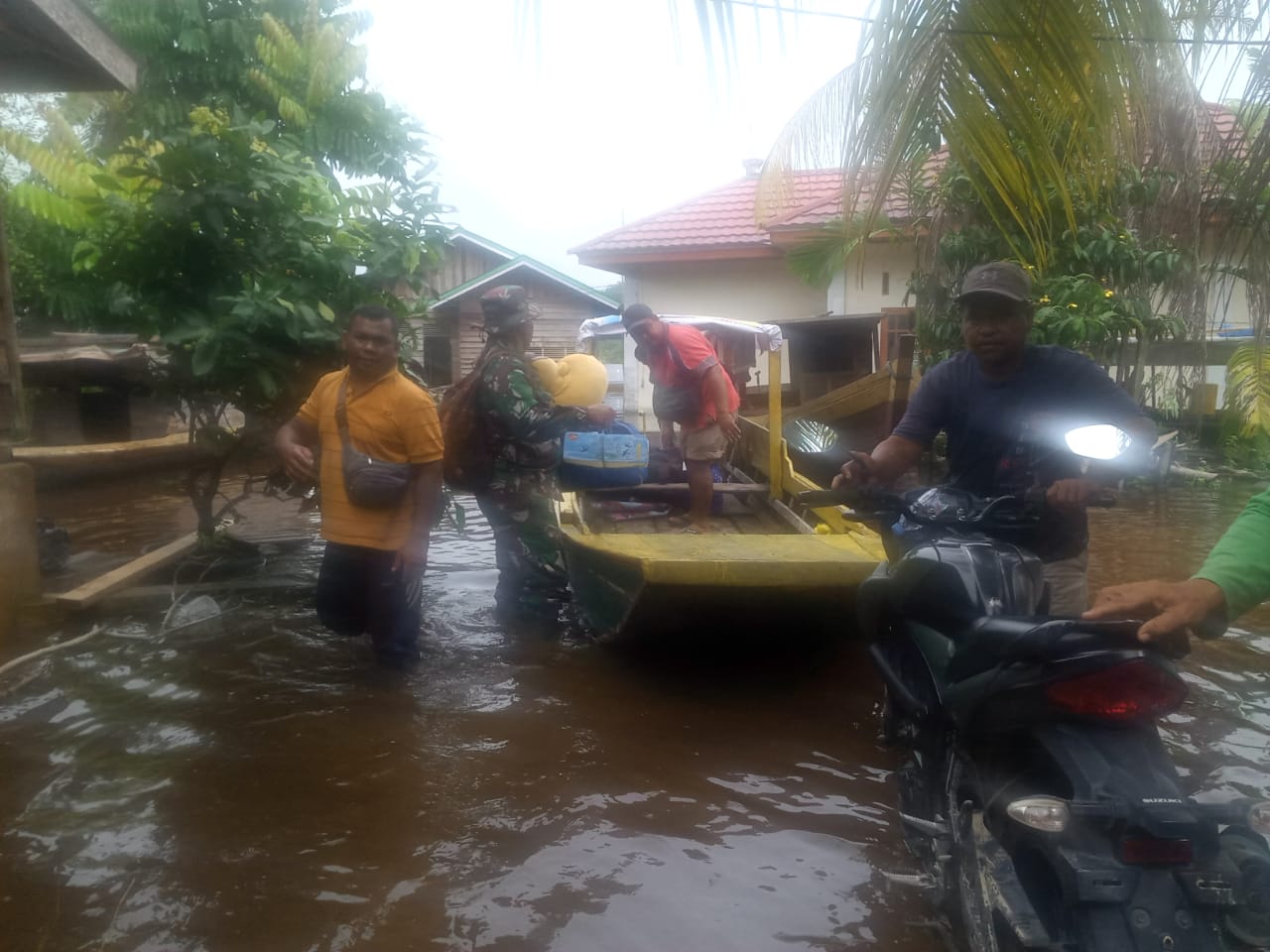 Babinsa Koramil 09/Langgam Bantu Evakuasi Warga Terdampak Banjir