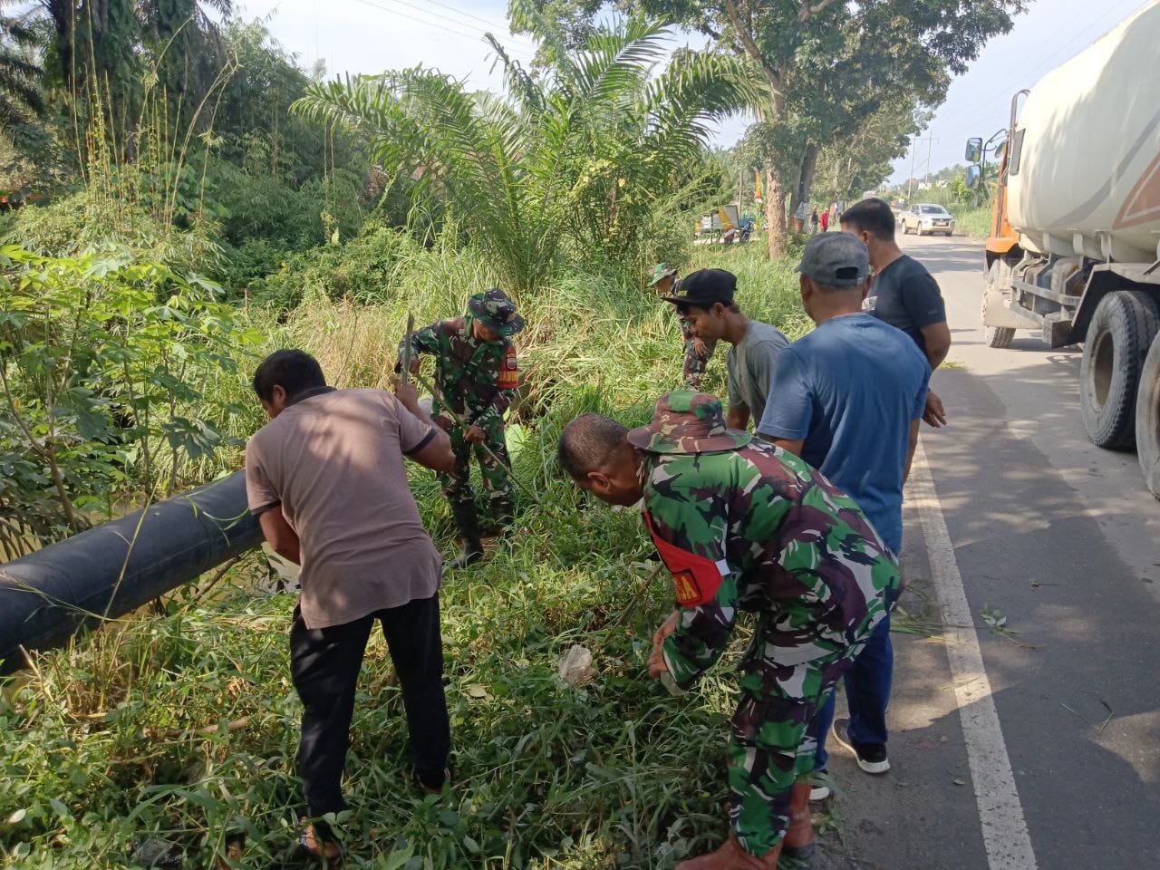 Bersama UPIKA Tapung dan Masyarakat, Danramil 16/Tapung Beserta Anggota Laksanakan Kerja Bakti 